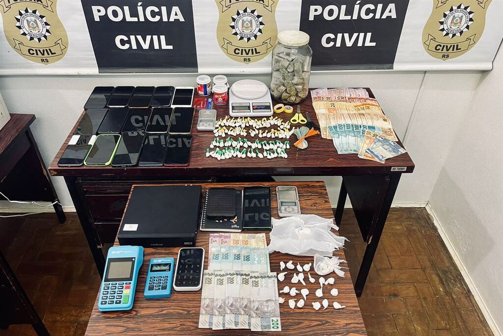 Foto: Polícia Civil - Foram apreendidos drogas, dinheiro, aparelhos celulares, cadernos com anotações, embalagens para embalar drogas, entre outros objetos