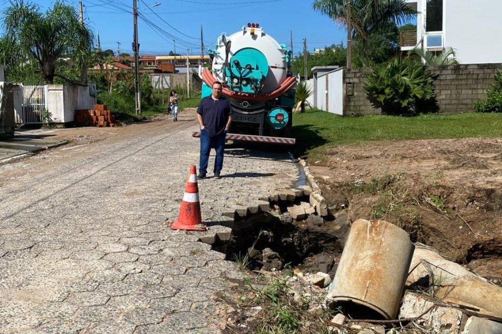 Fernando Rosa, pré-candidato a Vereador pelo PSD de Imbituba, visitas áreas afetadas pela chuva em Imbituba: falta de infraestrutura agravou a situação