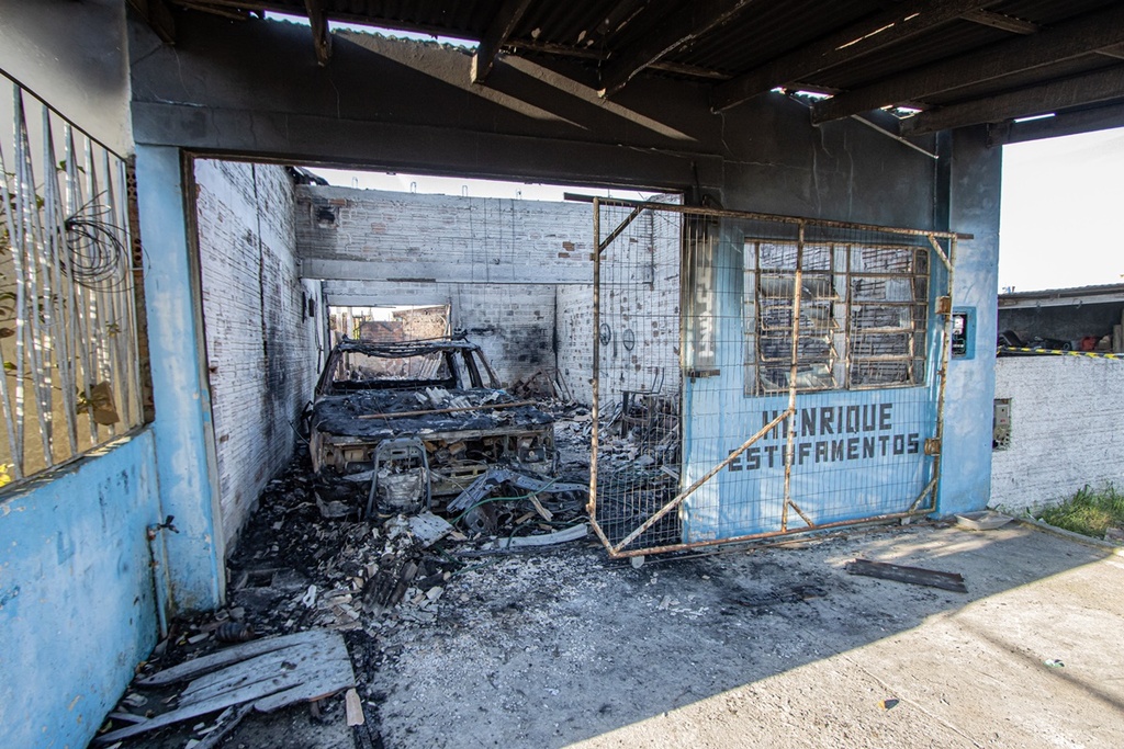 Incêndio em estofaria atinge residências na Leopoldo Brod