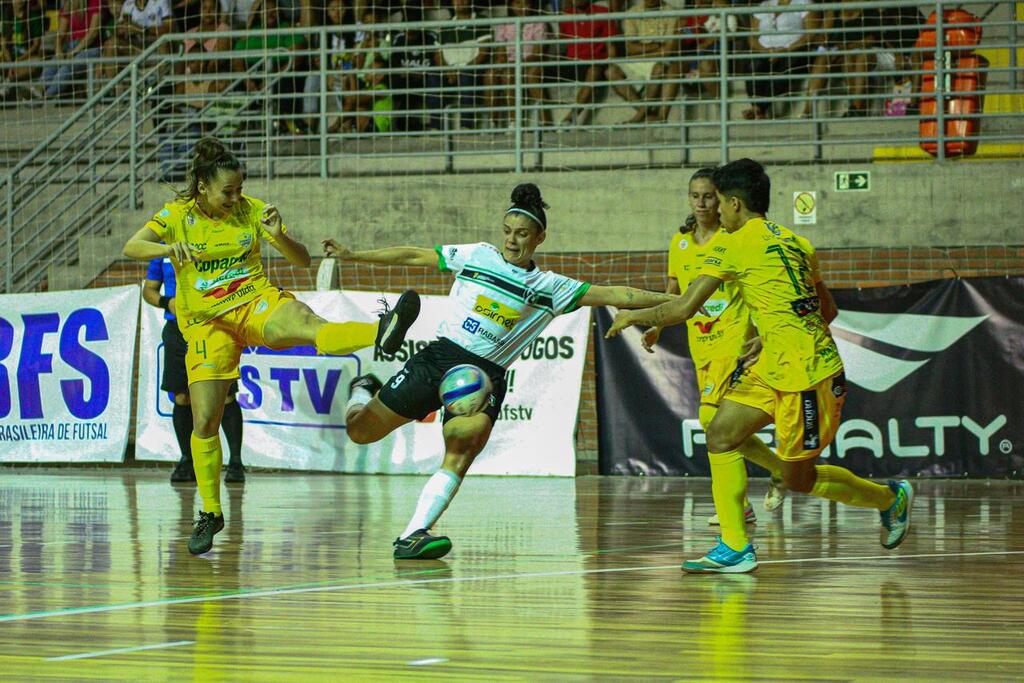 Foto: Volmer Perez - DP - Karina (foto) foi o grande nome do duelo eliminatório com dois gols marcados, ambos no primeiro tempo