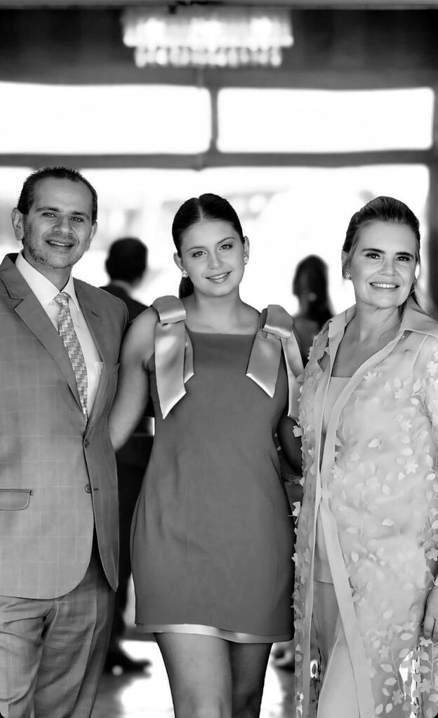  - A aniversariante Ana Luísa Olivé Leite Halal com seus pais Jorginho Halal e Luísa Olivé Leite, no Maison De Bonevalle