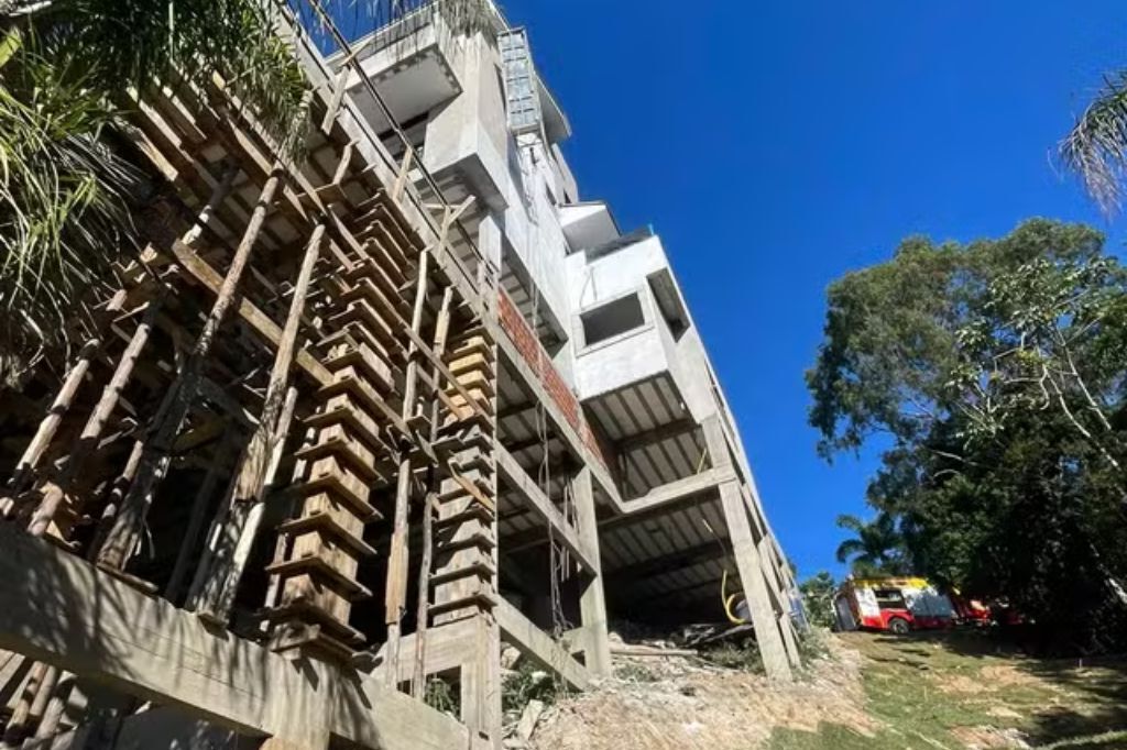  - Altura de onde trabalhador caiu durante construção de prédio em Bombinhas — Foto: Corpo de Bombeiros Militar/Divulgação