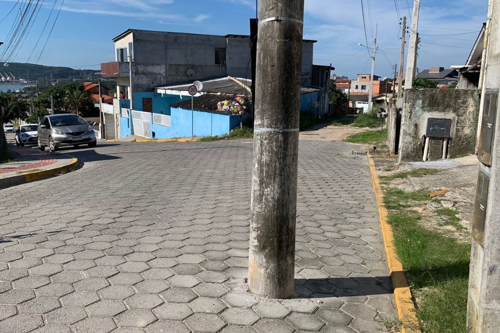 Obra entregue no bairro Vila Alvorada tem poste no meio da rua