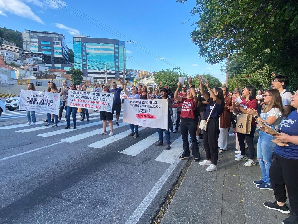 Professores de escolas estaduais de Santa Catarina entram em greve