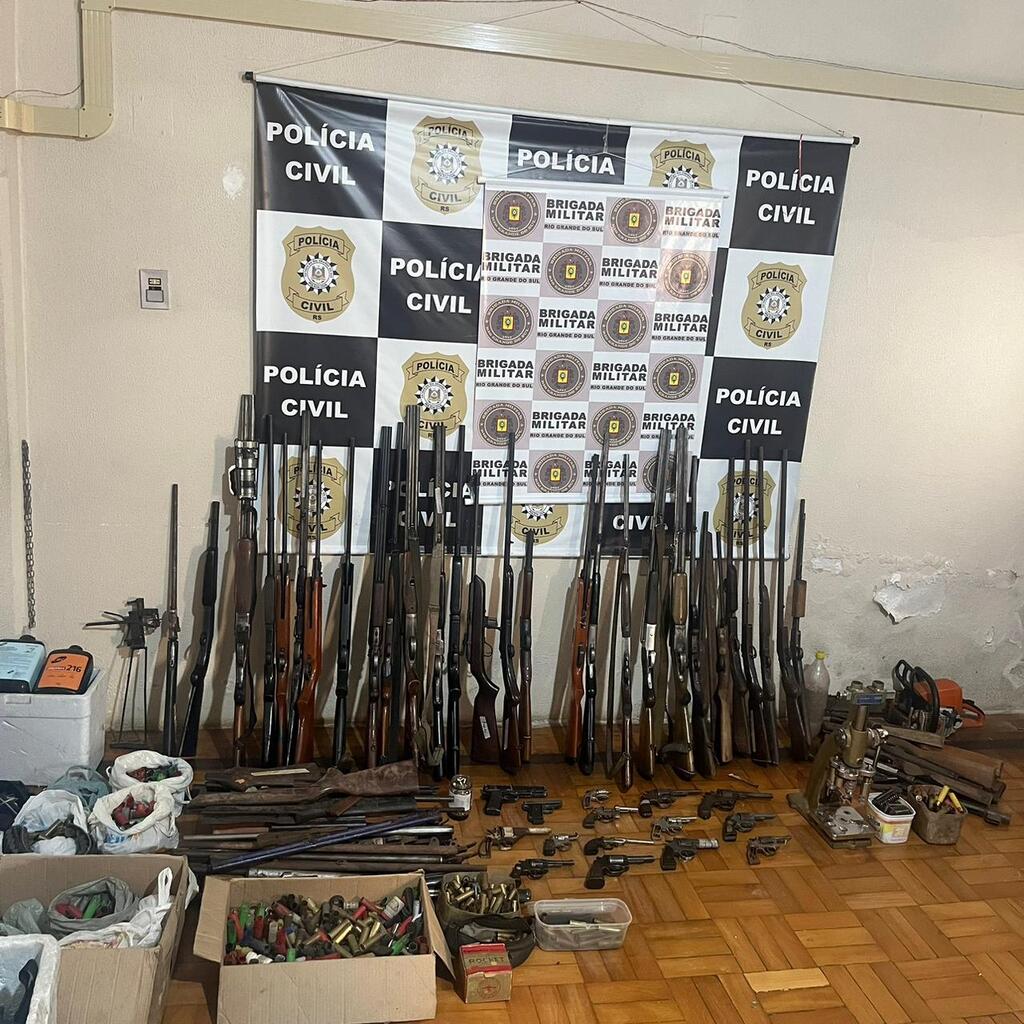 Divulgação - No local foram encontrados 29 armas longas e 15 armas curtas, além de insumos para recarga de munições, tornos e máquina de recarga