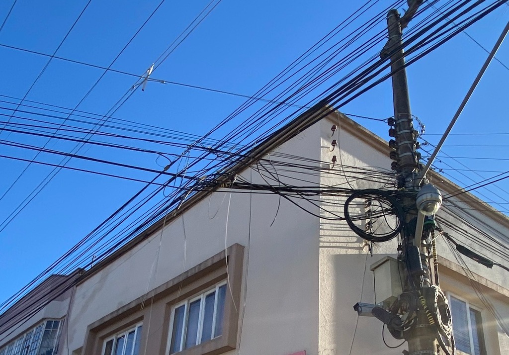 Procon de Rio do Sul notifica Celesc para limpeza de fios inativos e soltos em postes