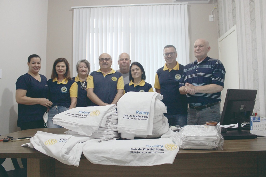 Na tarde de terça-feira, 23, a gestão do Rotary Club de Otacílio Costa 23/24 entregou 22 kits de rouparia de cama à direção do Hospital Santa Clara