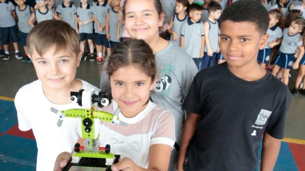 Com troféu em mãos, alunos de escola municipal de Joinville são recepcionados com alegria