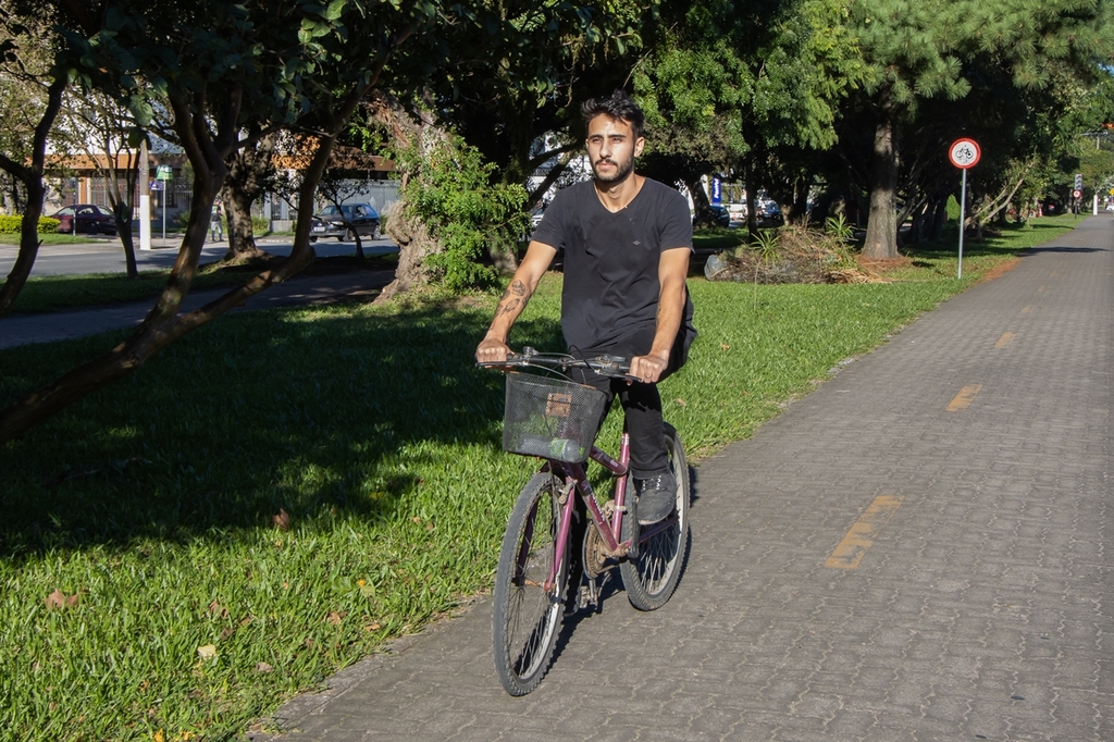 Foto: Volmer Perez - DP - Além da bicicleta, João Vinholes costuma correr e aproveitar espaços públicos de Pelotas