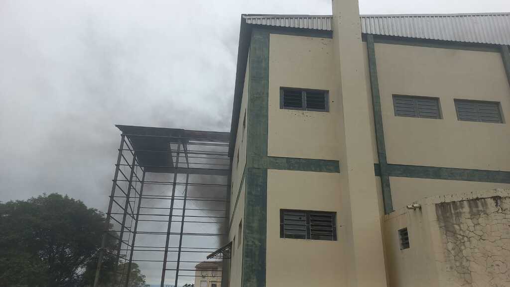 Princípio de incêndio atinge pavilhão desativado de moinho no Bairro Km 3, em Santa Maria
