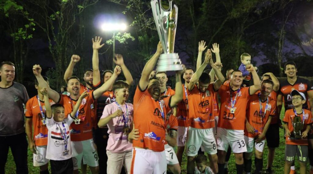 Campeonato de Futebol Sete Taça Kakareko premia campeões
