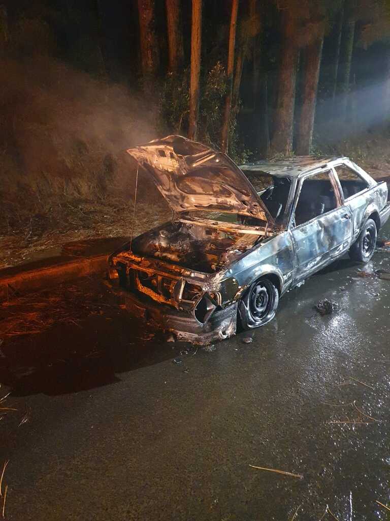 Incêndio destrói carro em Mafra na madrugada de quinta-feira