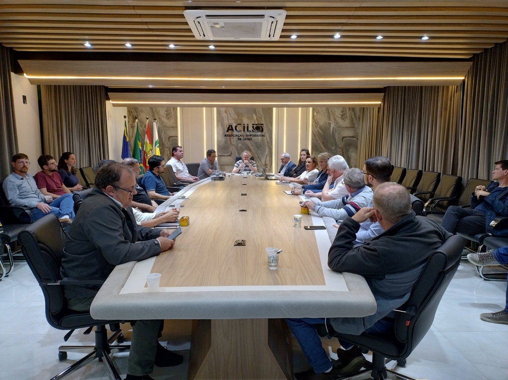 Engenheiro da Amures apresenta projeto de ampliação do Aeroporto de Correia Pinto para diretores da ACIL