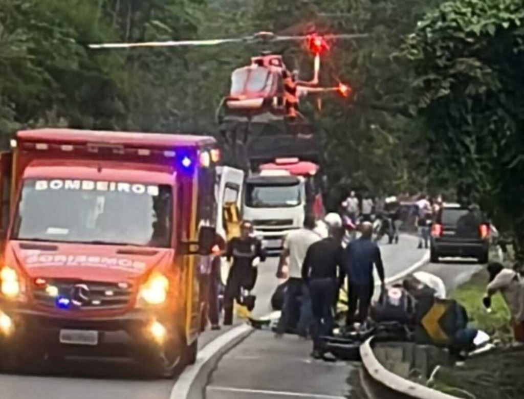 Colisão entre caminhão e moto deixa duas vítimas em estado grave na BR-470, em Ibirama