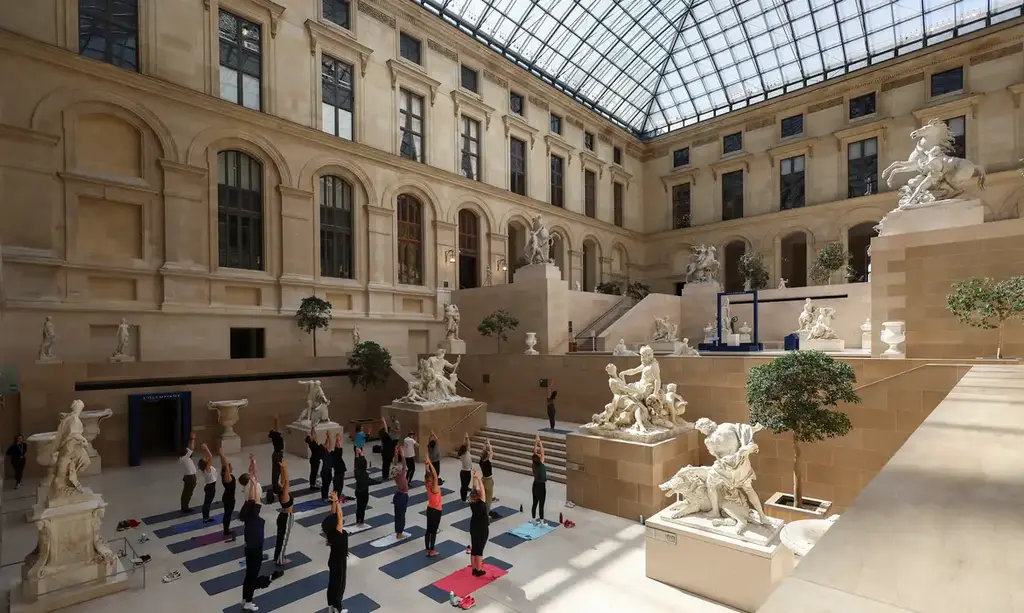Parisienses se aquecem para Olimpíadas com exercícios no Louvre