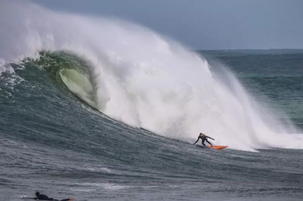  - Surfista Thiago Jacaré em uma das ondas gigantes – Foto: Francisco Oliveira