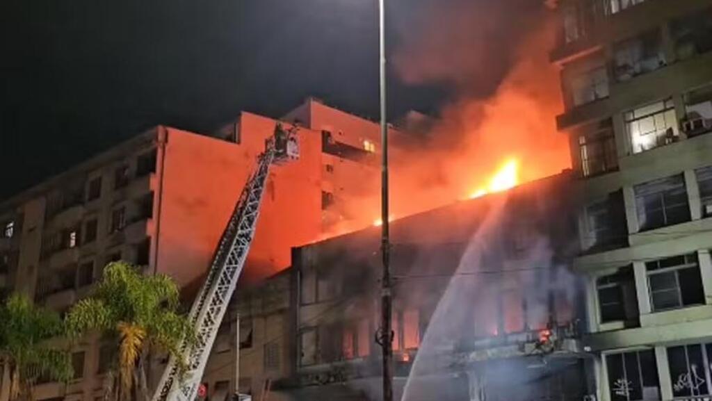 Foto: Reprodução - O prédio fica localizado na Avenida Farrapos. No momento do incêndio, registros foram compartilhados nas redes sociais.