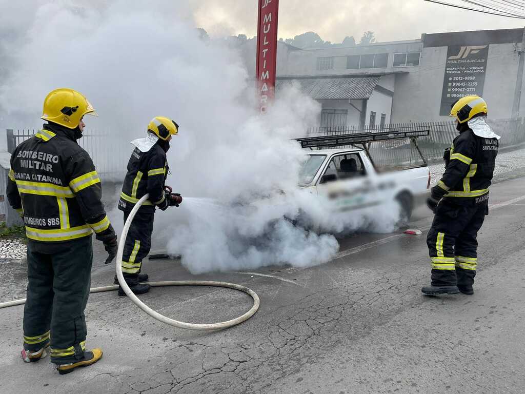 Saveiro pega fogo em São Bento do Sul