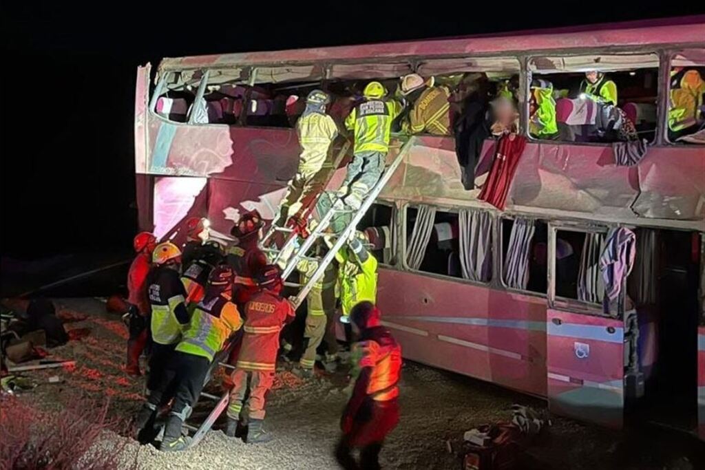 título imagem Ônibus de turismo com 39 passageiros, entre eles seis de Santa Maria, tomba no Chile e deixa pelo menos um morto