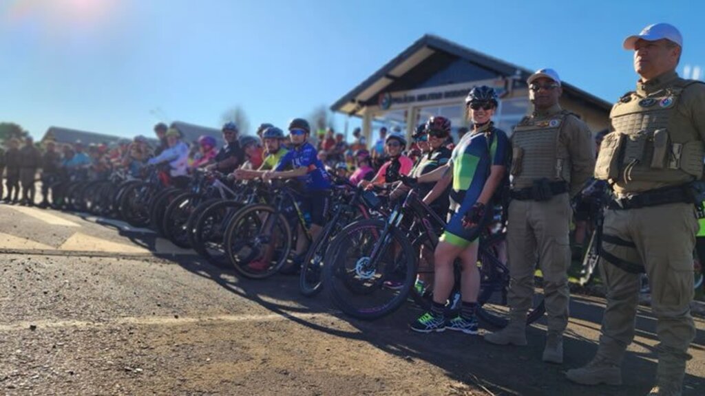 Cerca de 130 ciclistas prestigiam lançamento do Pedale Seguro