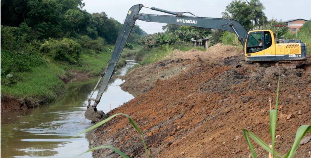 Obras de perfilamento do rio Águas Vermelhas avançam em Joinville