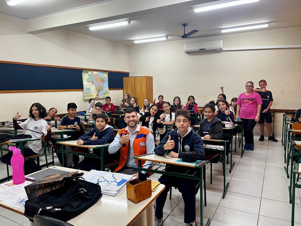 Coordenador da Defesa Civil de Capinzal realiza palestra para alunos do 7º ano da Escola Belisário Pena