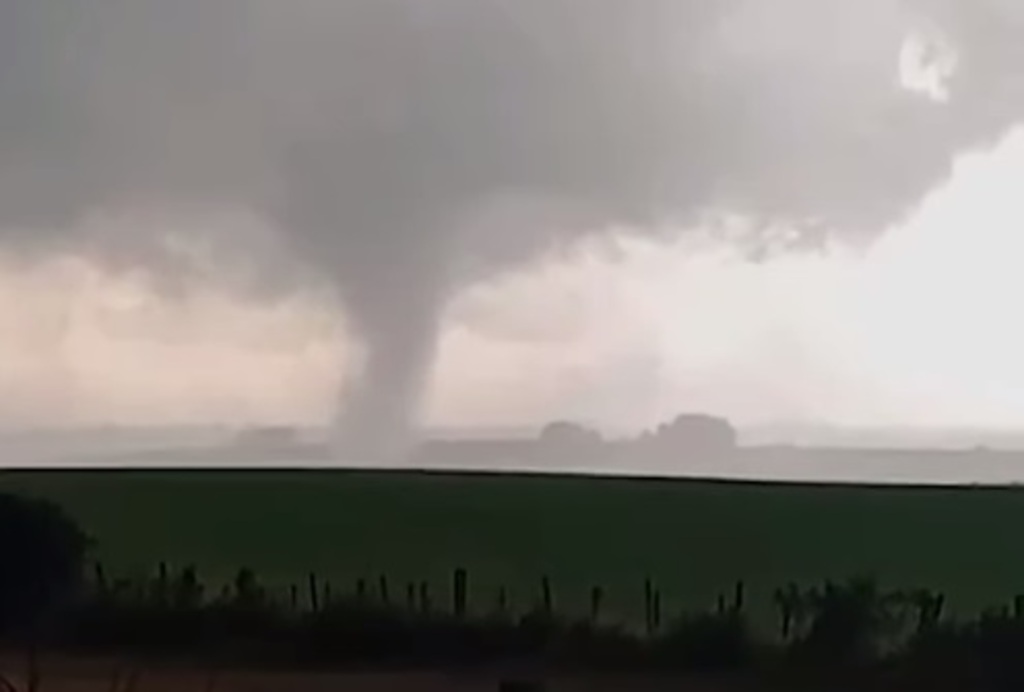 VÍDEO: Tornado atinge cidade da região de Santa Maria e causa estragos