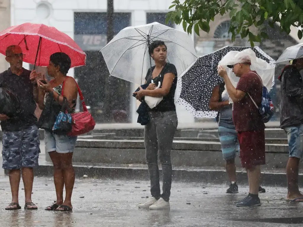 Santa Catarina acende alerta para chuvas e deslizamentos neste final de semana