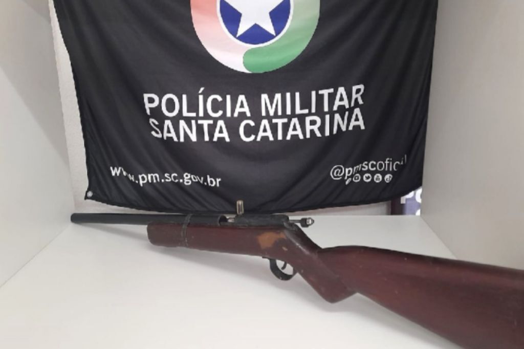  - Arma caseira foi achada na casa da família, em Concórdia – Foto: PMSC/Divulgação