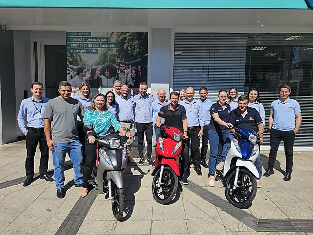 Sicoob Crediauc entrega motos sorteadas na Pré-assembleia Digital