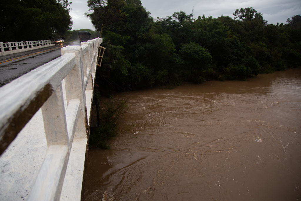 Chuva forte provoca risco de nova enchente no distrito Passo do Verde