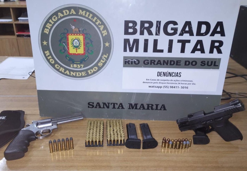 Foto: Brigada Militar - Armas e munições foram encontradas com o suspeito dentro do carro abordado