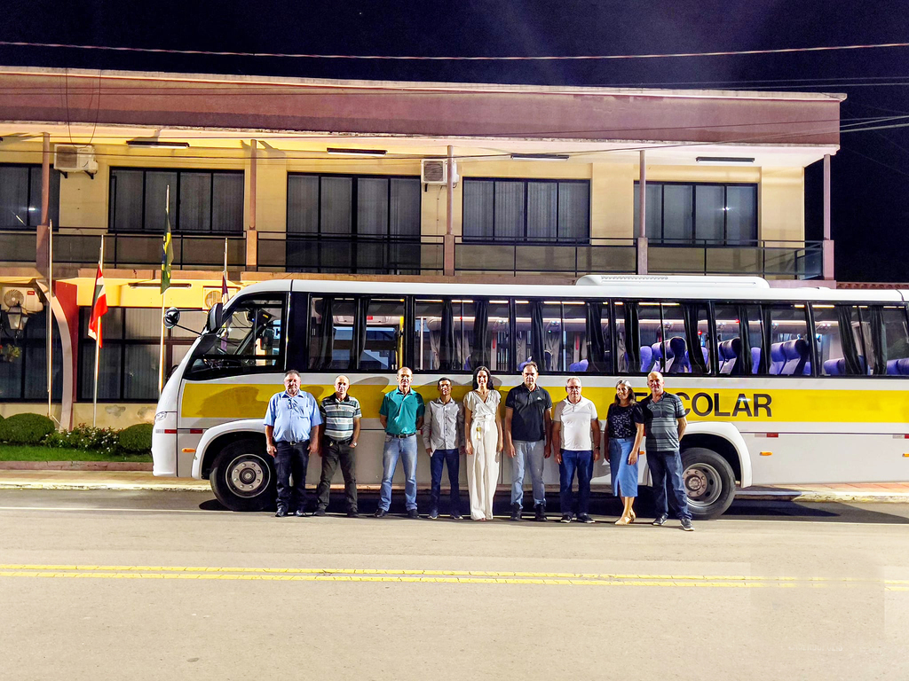 Prefeitura de Lacerdópolis realizada aquisição de novo ônibus escolar