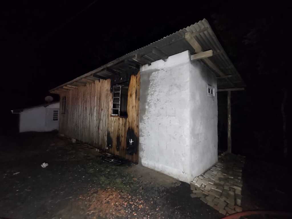 Bombeiros de Ituporanga combatem incêndio residencial às margens da SC-350