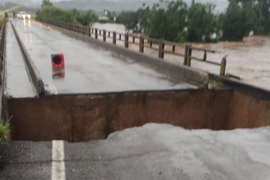 Em Faxinal do Soturno, duas pontes caem após temporal; acesso a Ivorá fica bloqueado