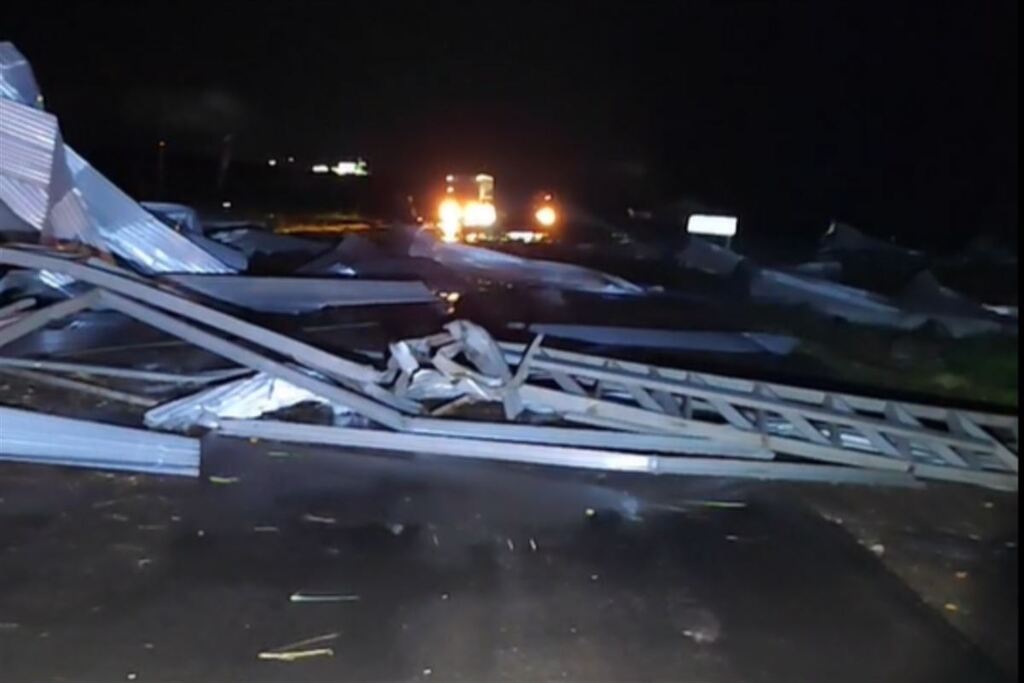 Foto: Galerananet (Reprodução) - Na BR-158, os ventos intensos causaram danos em um silo, bloqueando temporariamente a rodovia
