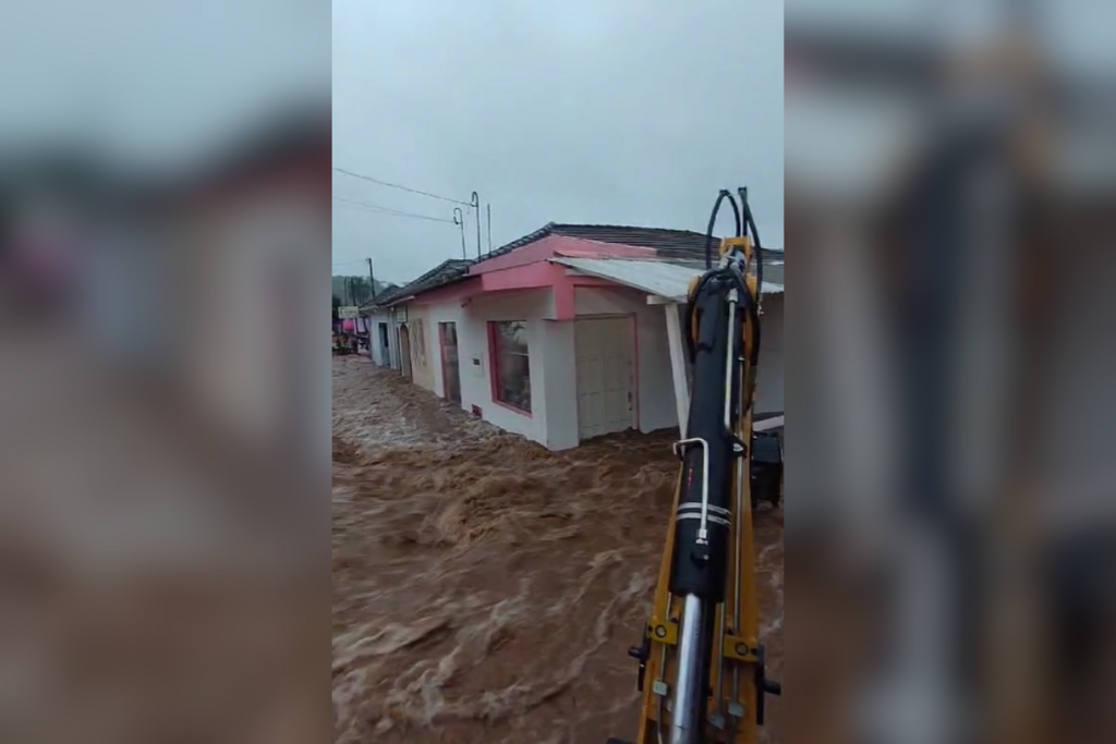 VÍDEO: prefeito de Ivorá utiliza retroescavadeira para conter a água na cidade