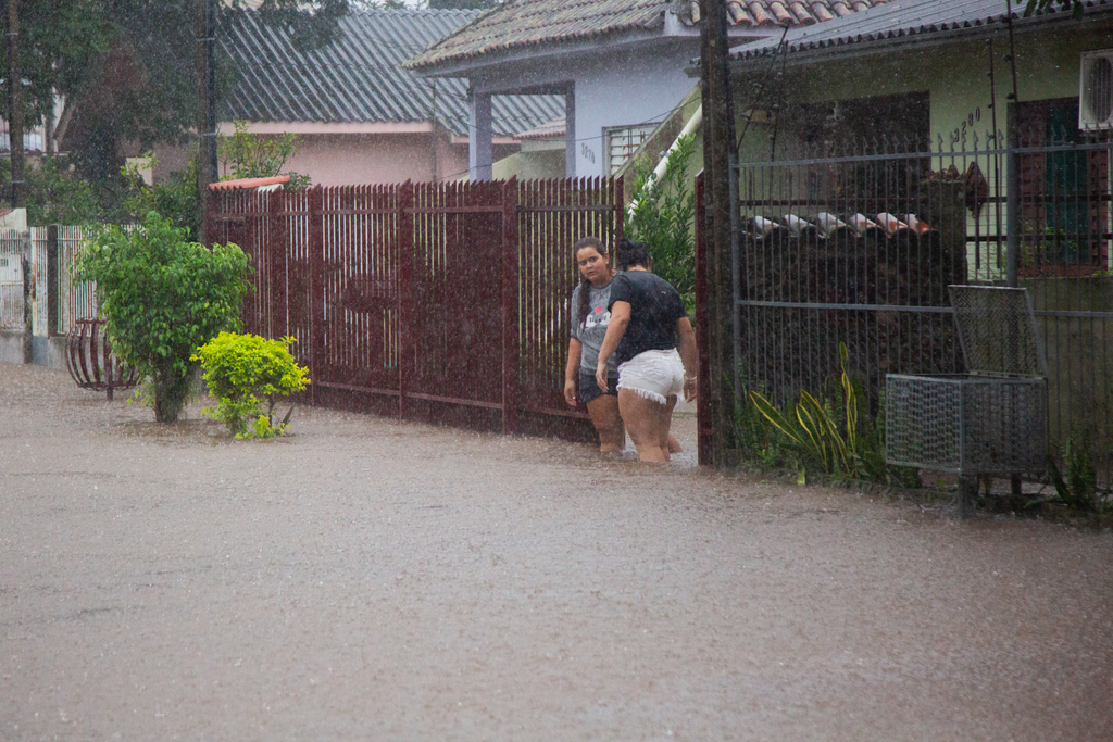 Avenida de Camobi fica alagada e água invade casas