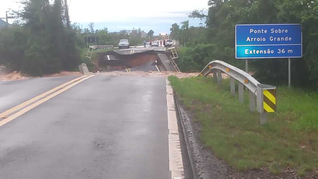 VÍDEO: Ponte desaba e bloqueia a RSC-287 em Santa Maria