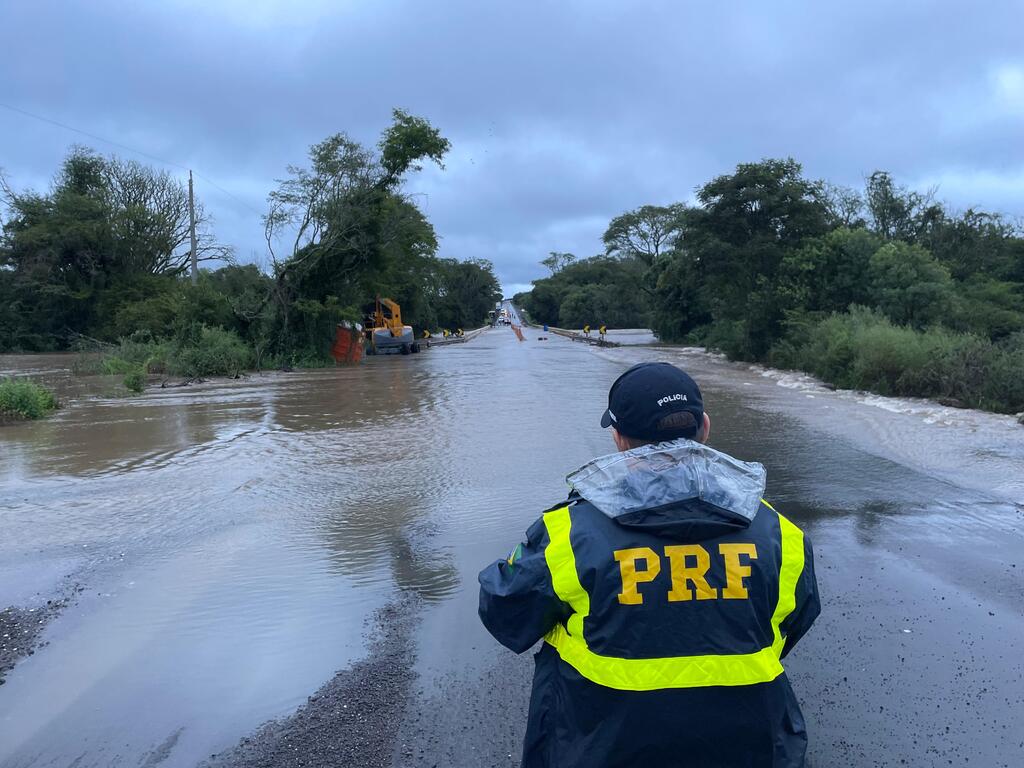 título imagem Confira as rodovias federais do Rio Grande do Sul que estão bloqueadas