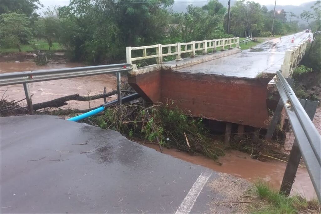 Cabeceira de ponte desaba e interdita acesso entre Santa Maria e distrito de Arroio Grande