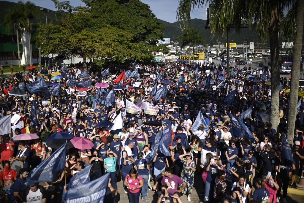 Ato da educação reúne mais de 10 mil trabalhadores em Florianópolis 01/05/2024 13:24
