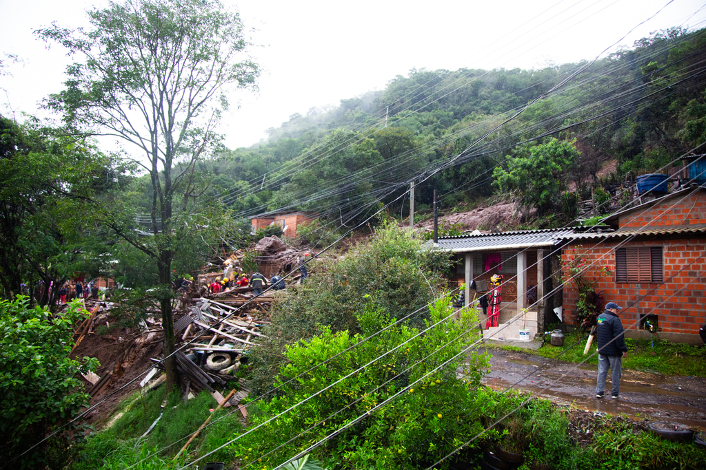 URGENTE: prefeitura de Santa Maria confirma segunda morte em deslizamento de terra no Morro do Cechella; há risco de novas quedas de barreira