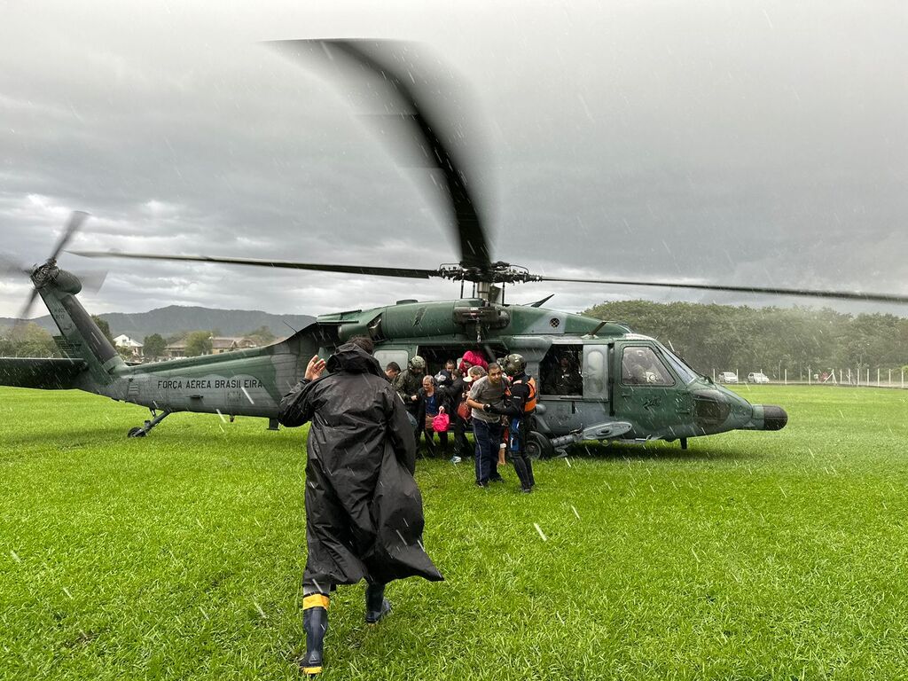 título imagem Com auxílio da Base Aérea de Santa Maria, 36 pessoas foram resgatadas em localidade de Agudo
