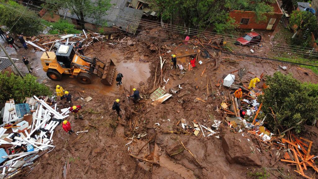 título imagem Desastre na região: deslizamentos já deixam cinco mortos no centro do Estado