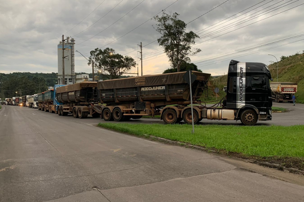 TRÂNSITO: Congestionamento na Av. Marieta Konder Bornhausen