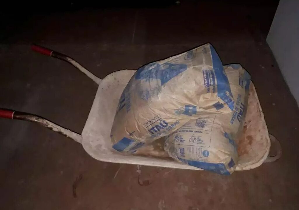 Casal furta cimento de creche e entrega com carinho de mão para receptador em União da Vitória
