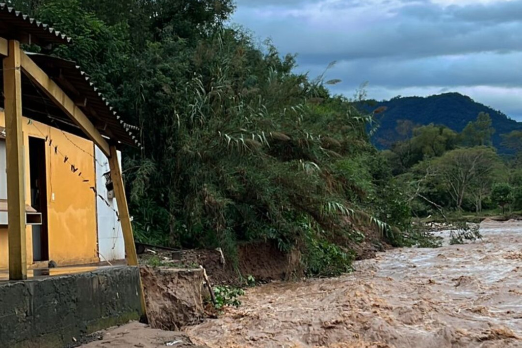 título imagem Prefeito de Agudo pede ajuda emergencial para 600 ilhados: “Precisamos saber se eles estão bem”