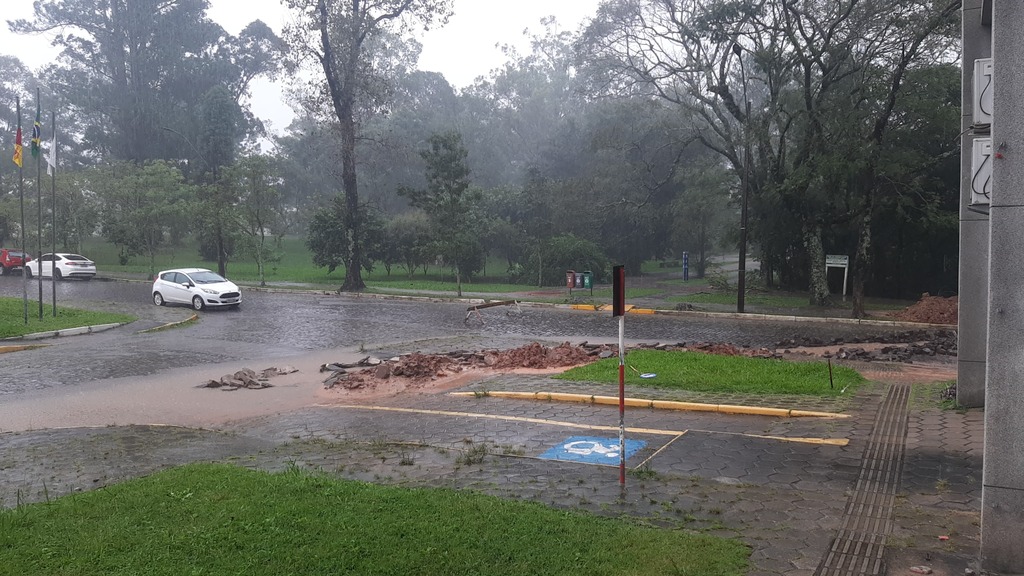 título imagem UFSM contabiliza estragos causados pela chuva e suspende aulas da próxima semana em Santa Maria e Cachoeira do Sul