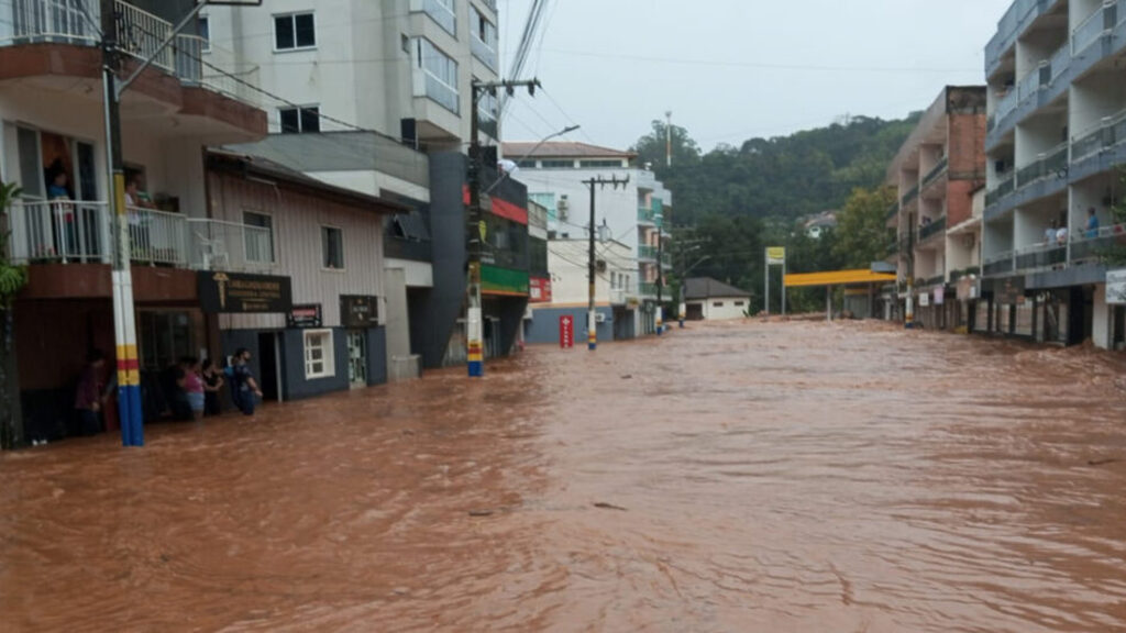 Chuvas causam estragos em 19 cidades e deixam 37 desalojados em SC